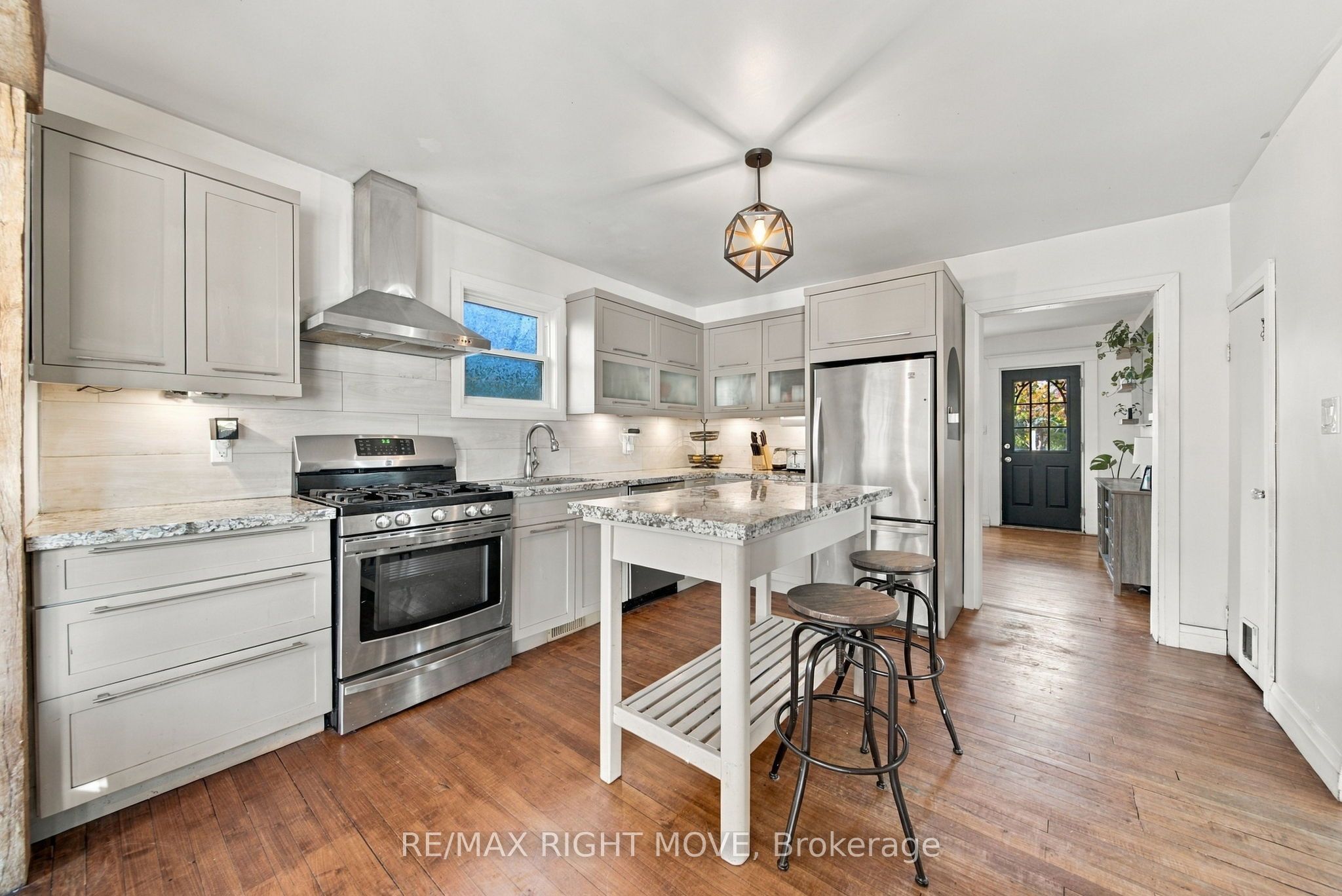 94 Westmount Drive N Property Photo 11