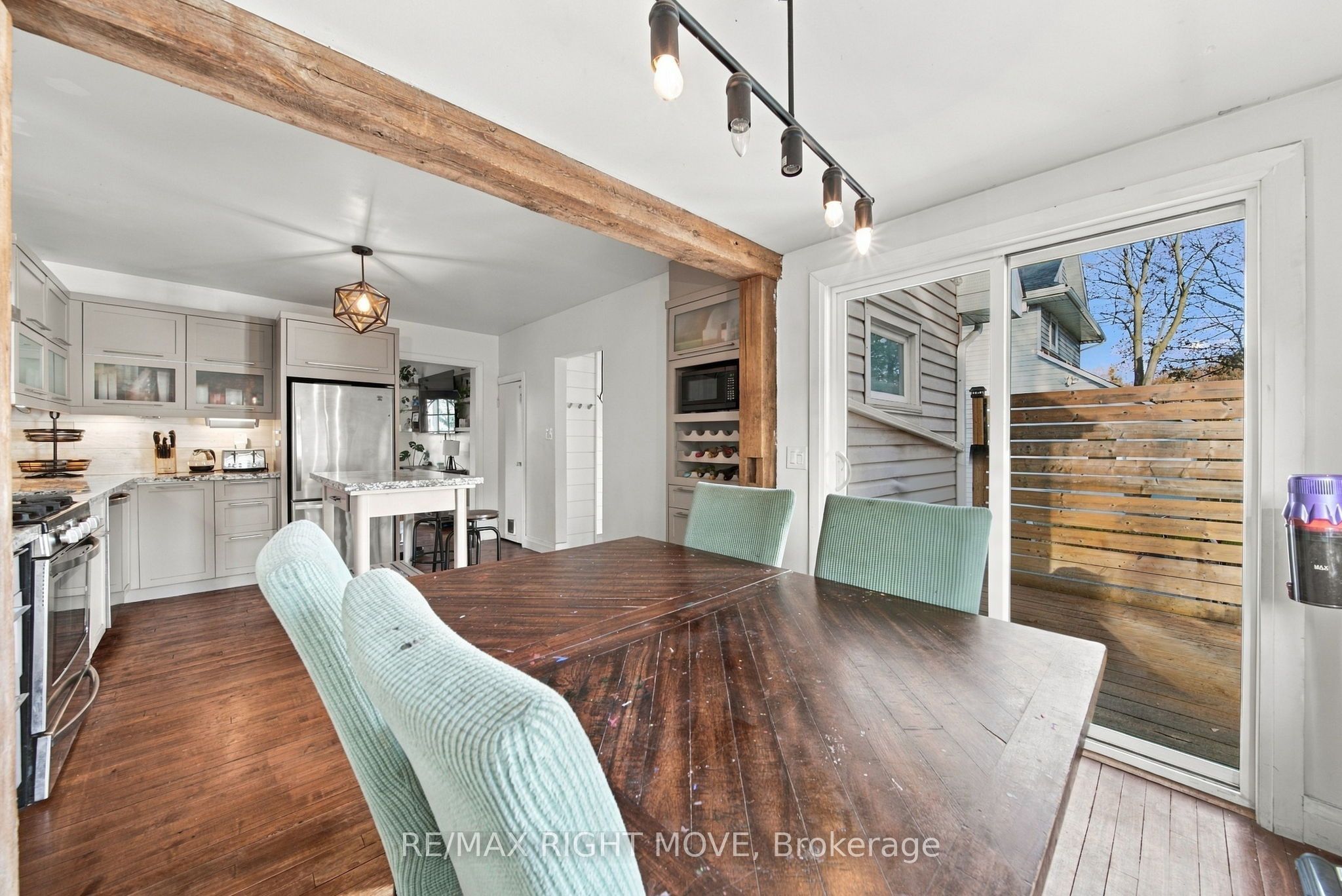 94 Westmount Drive N Property Photo 16