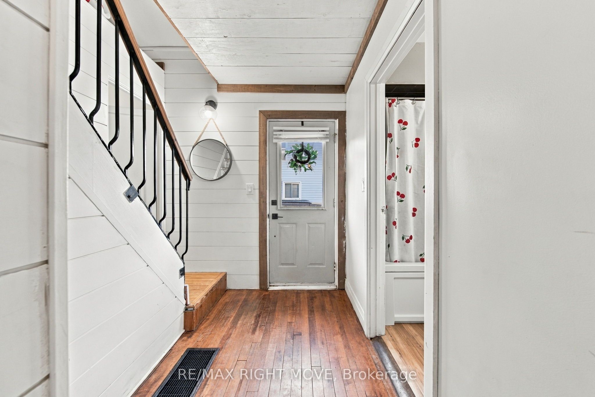 94 Westmount Drive N Property Photo 17