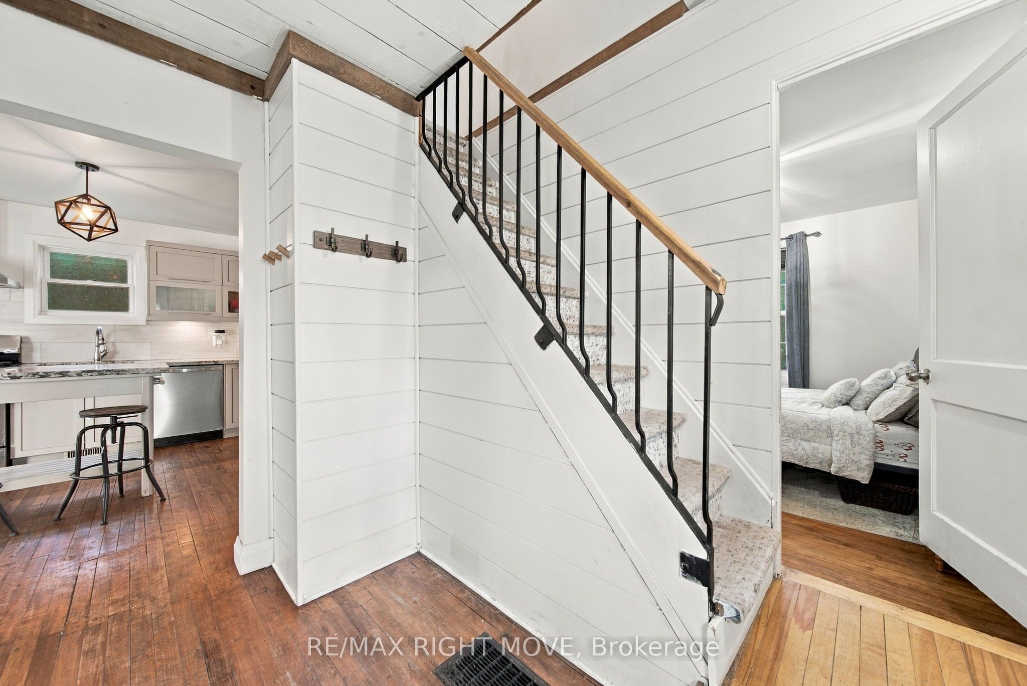 94 Westmount Drive N Property Photo 18