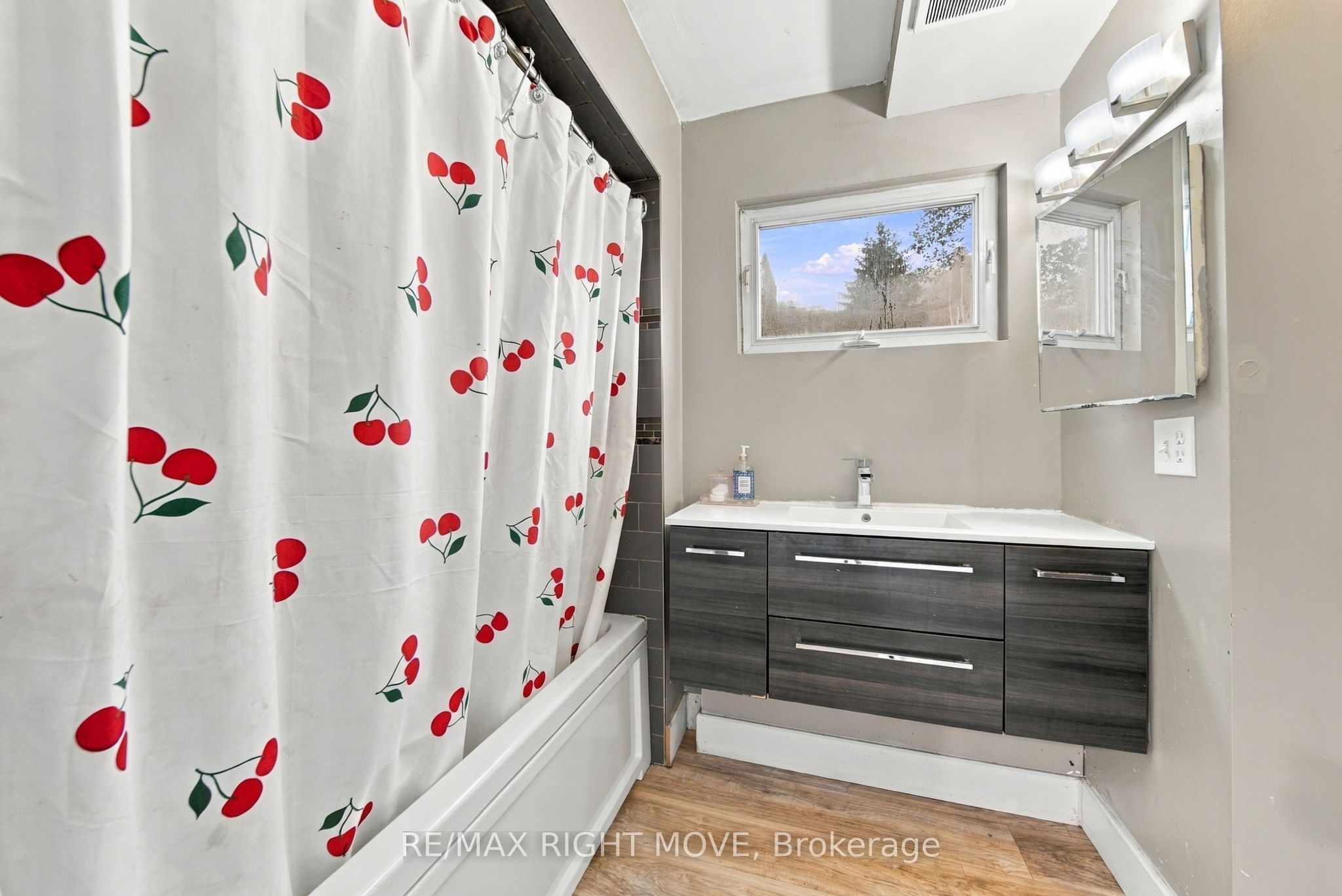 94 Westmount Drive N Property Photo 19