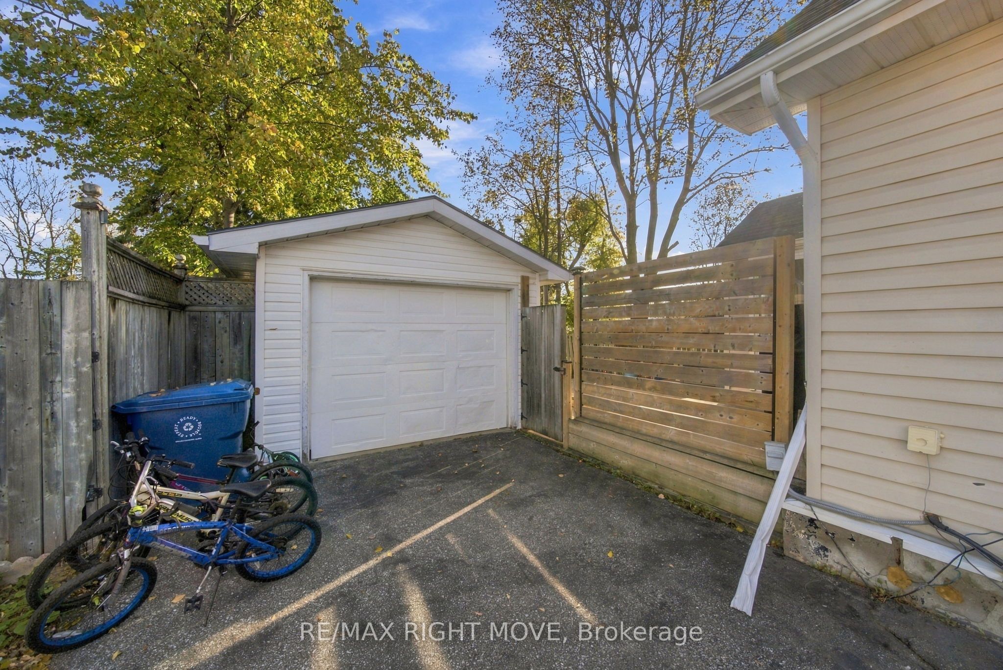 94 Westmount Drive N Property Photo 25