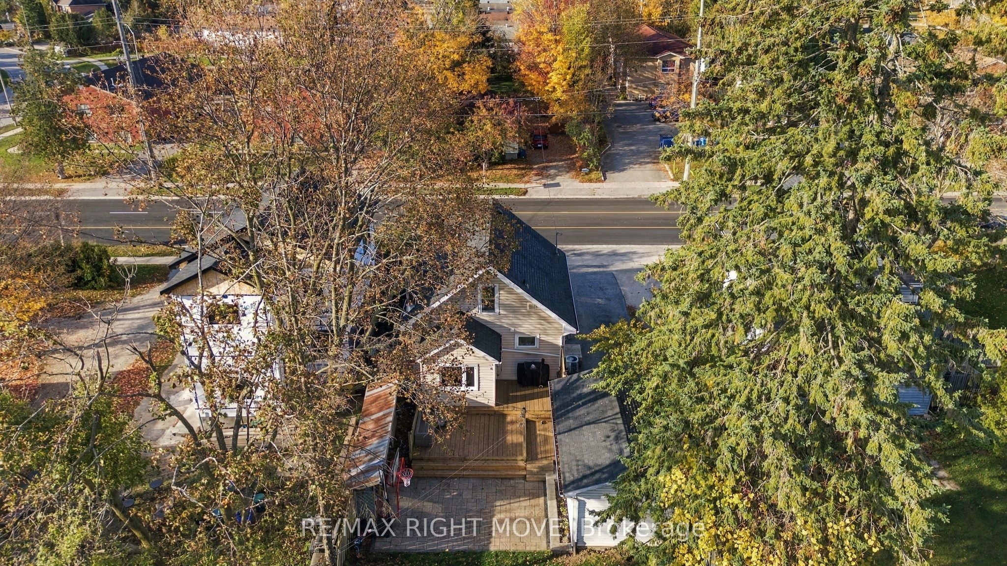 94 Westmount Drive N Property Photo 35