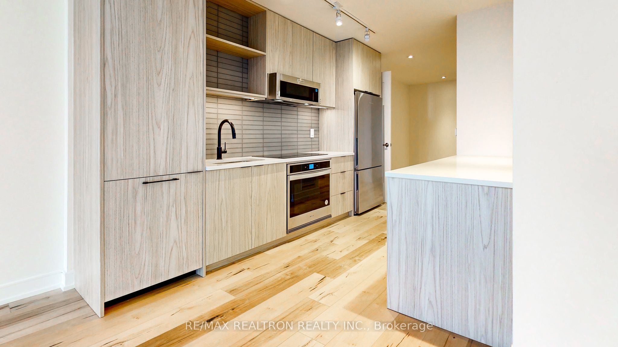185 Dunlop Street E 813 Property Photo 4