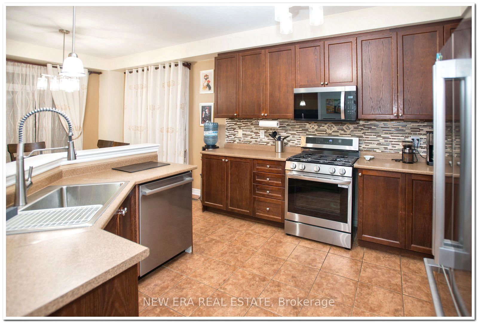 19 The Queensway Property Photo 11