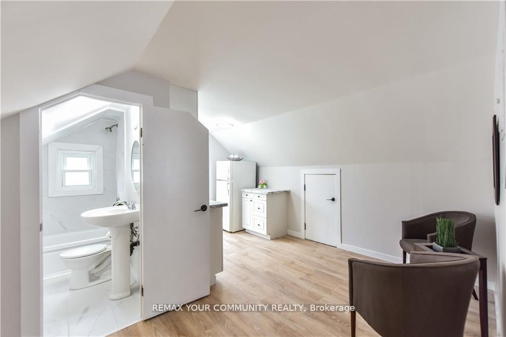 17 Champlain Street Upper Property Photo 8