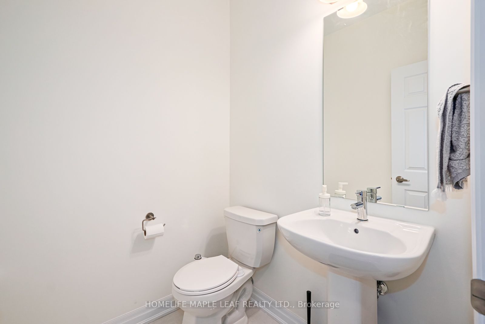 216 Warden St Property Photo 9