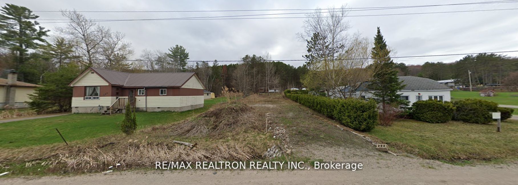 562 Champlain Rd Property Photo 1