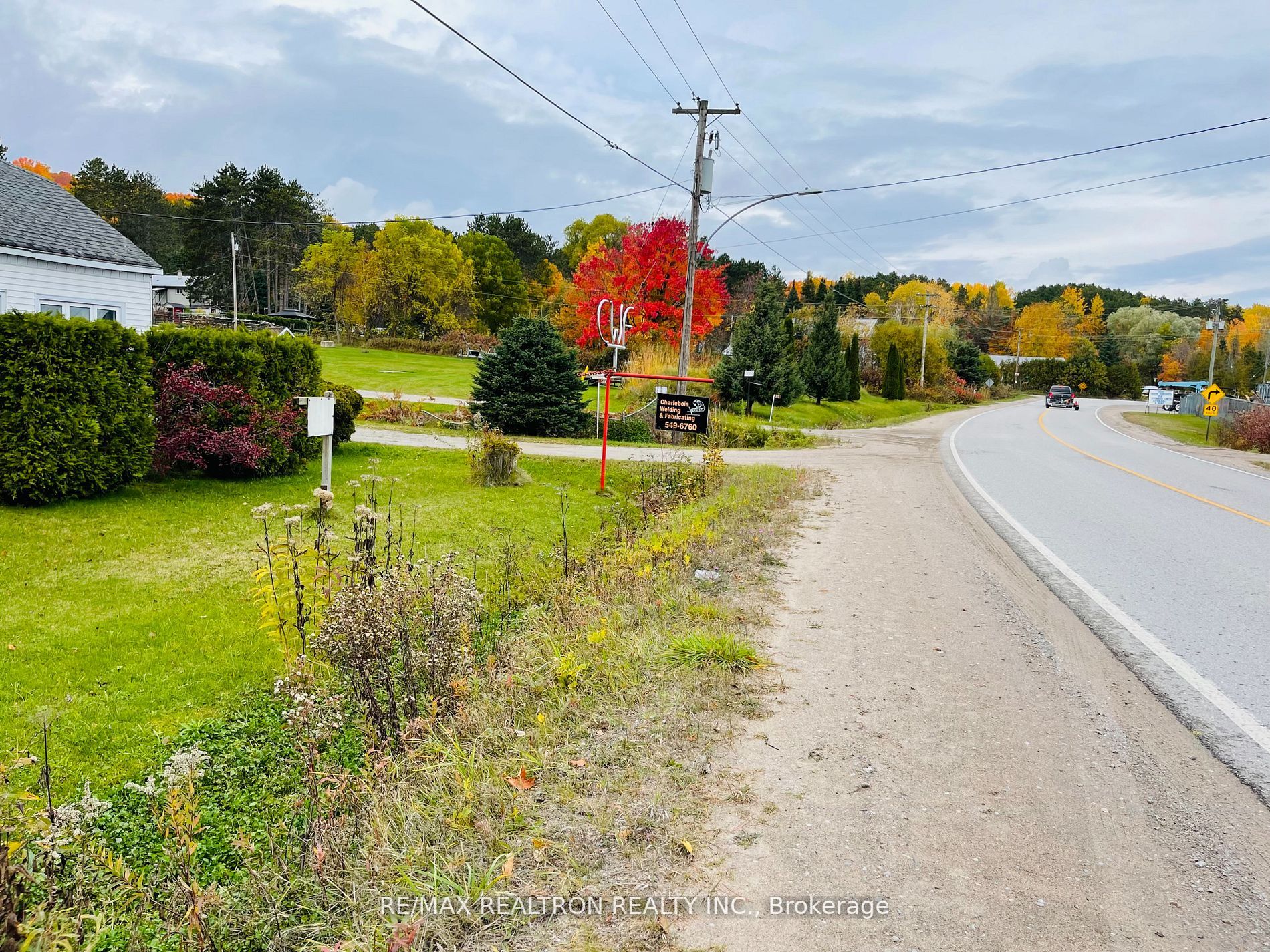 562 Champlain Rd Property Photo 2