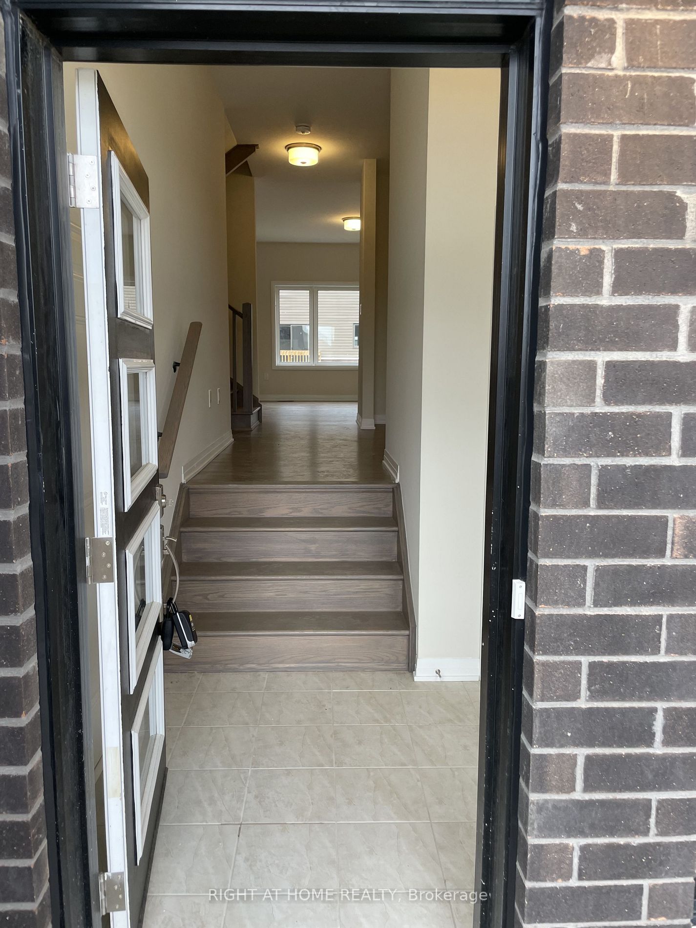 3748 Sunbank Cres S Property Photo 4