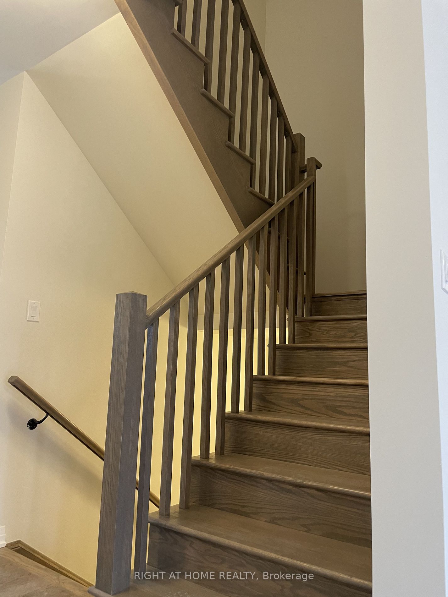 3748 Sunbank Cres S Property Photo 9