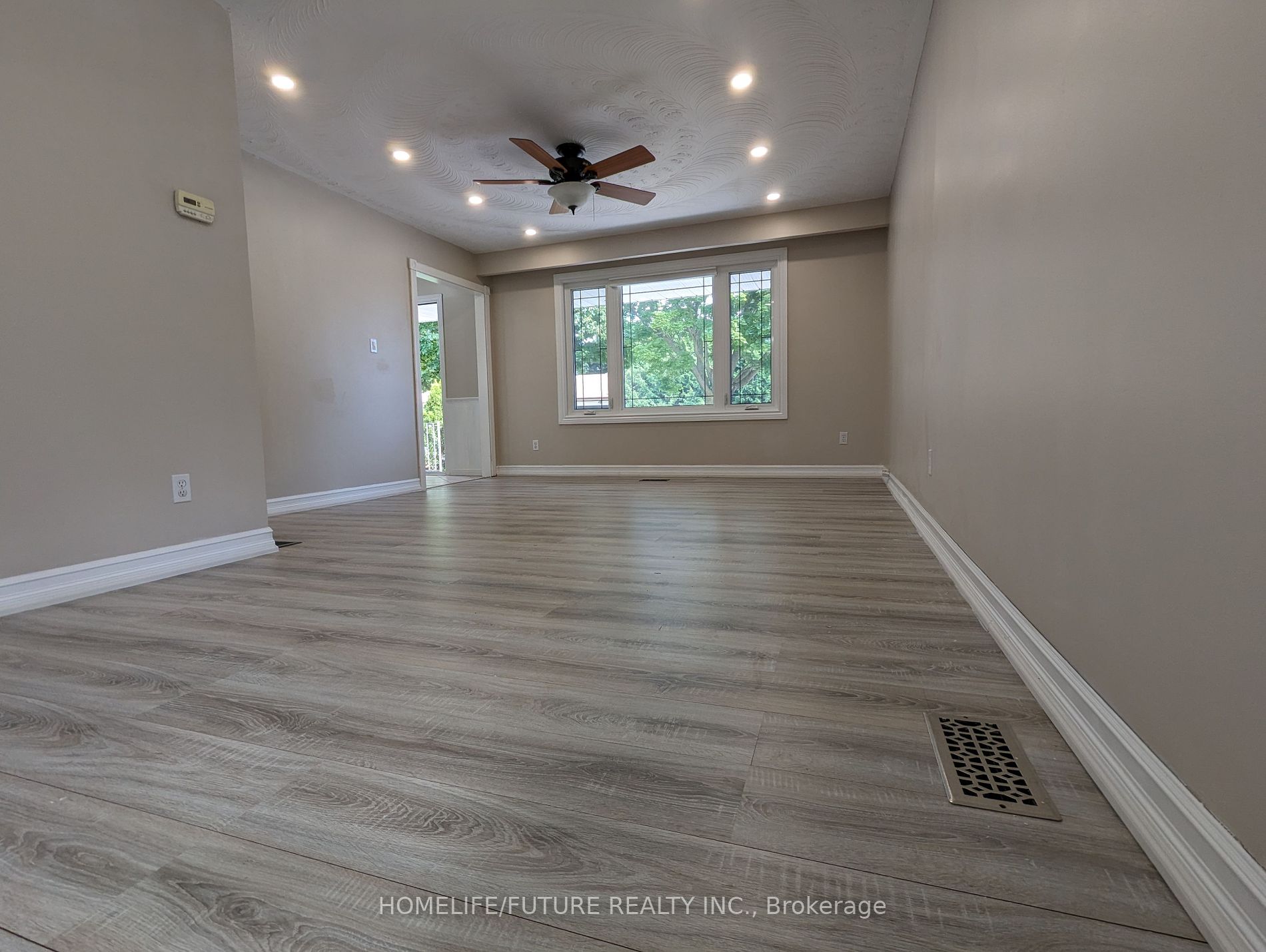 75 Bronte Cres Property Photo 2