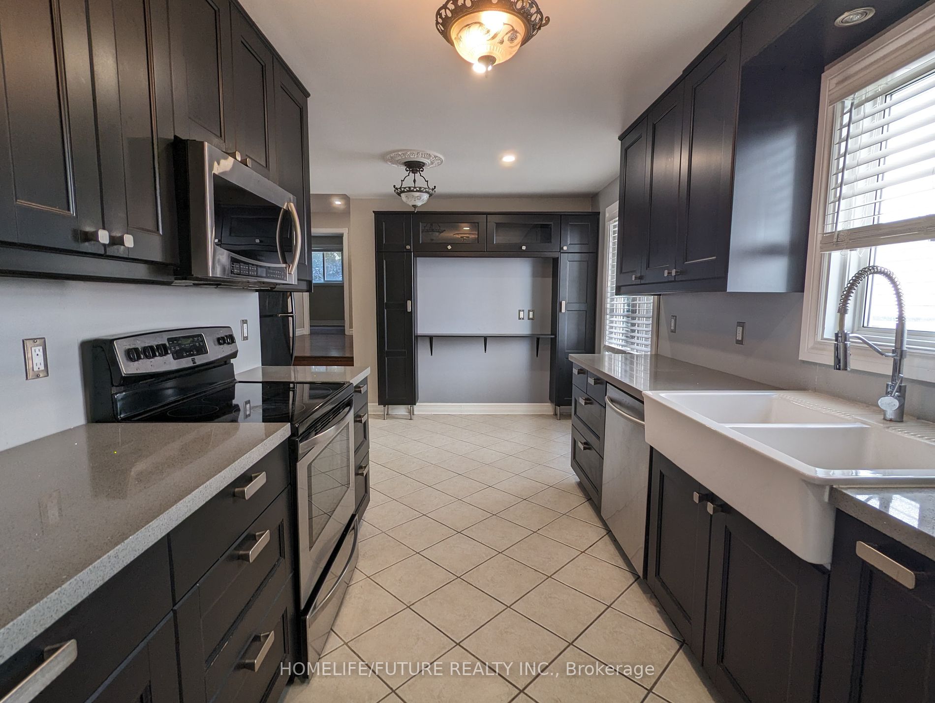 75 Bronte Cres Property Photo 3