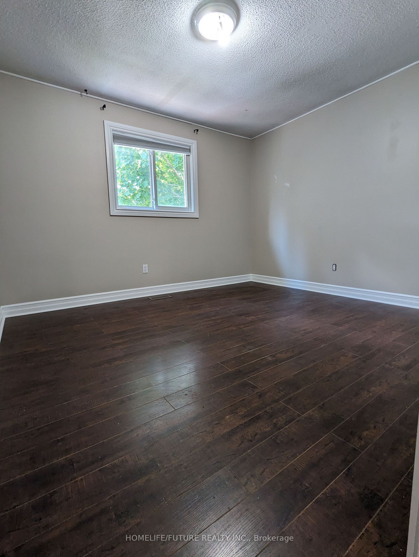 75 Bronte Cres Property Photo 4