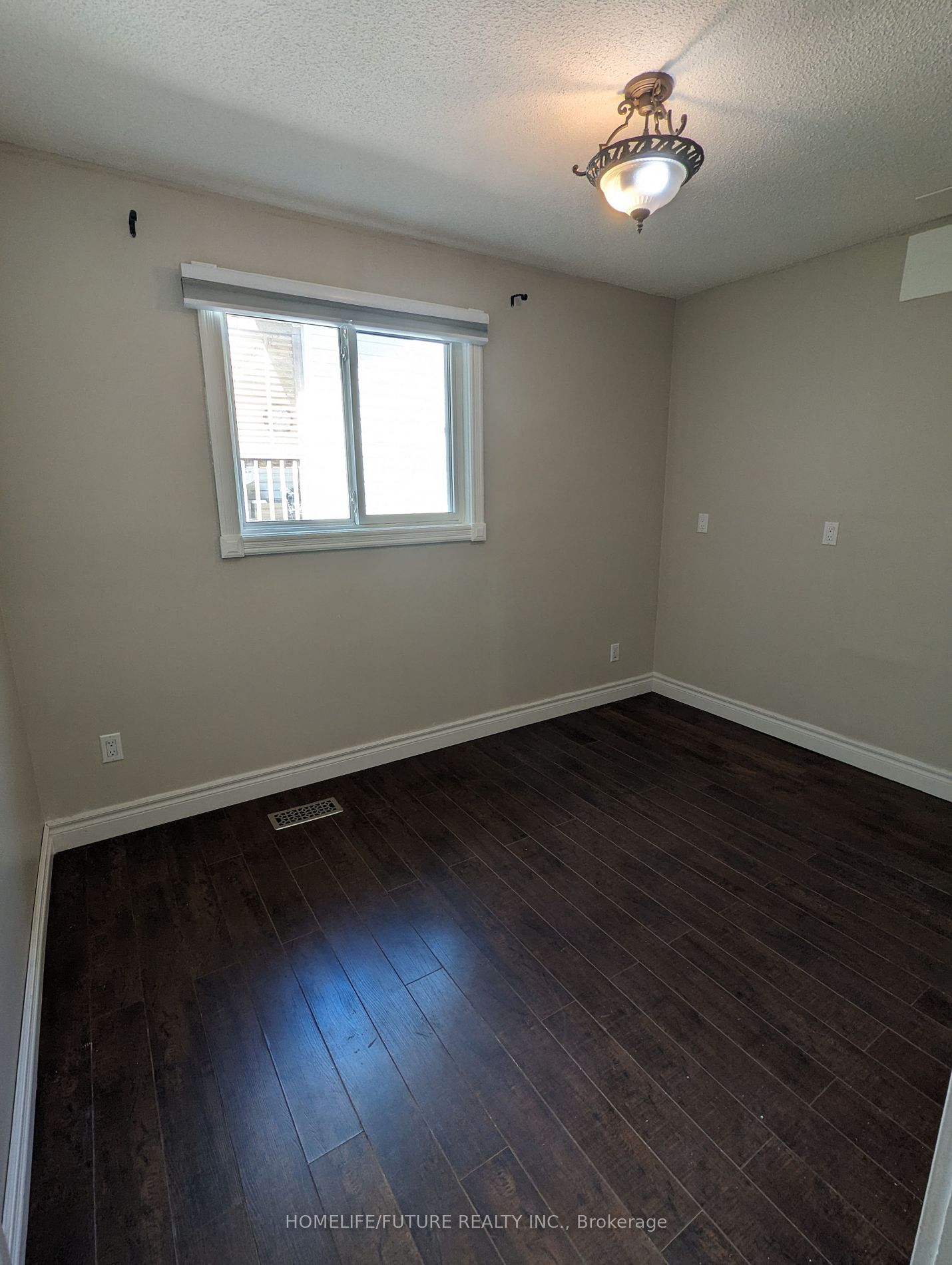 75 Bronte Cres Property Photo 6