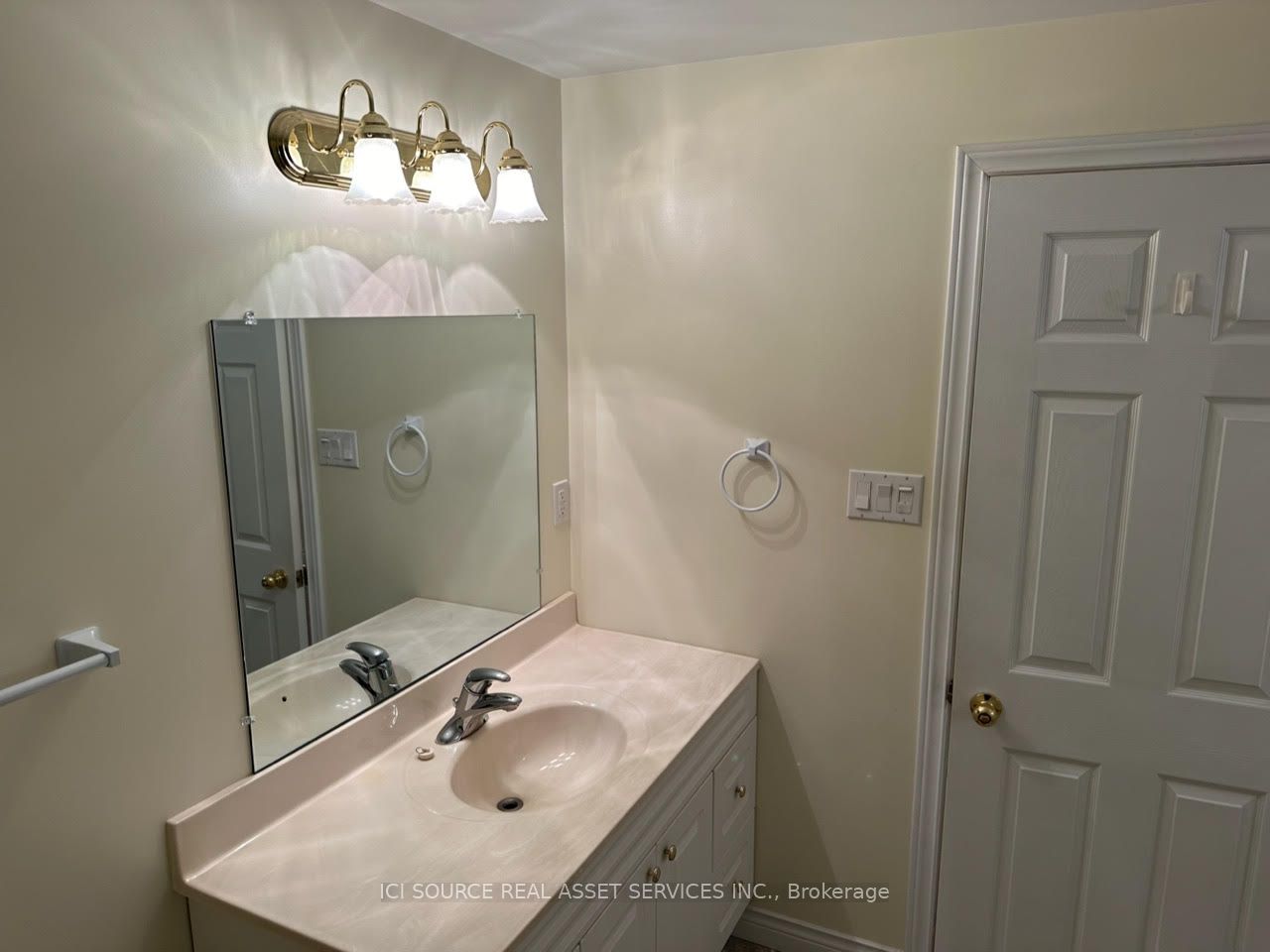 90 Burke St 4 Property Photo 14