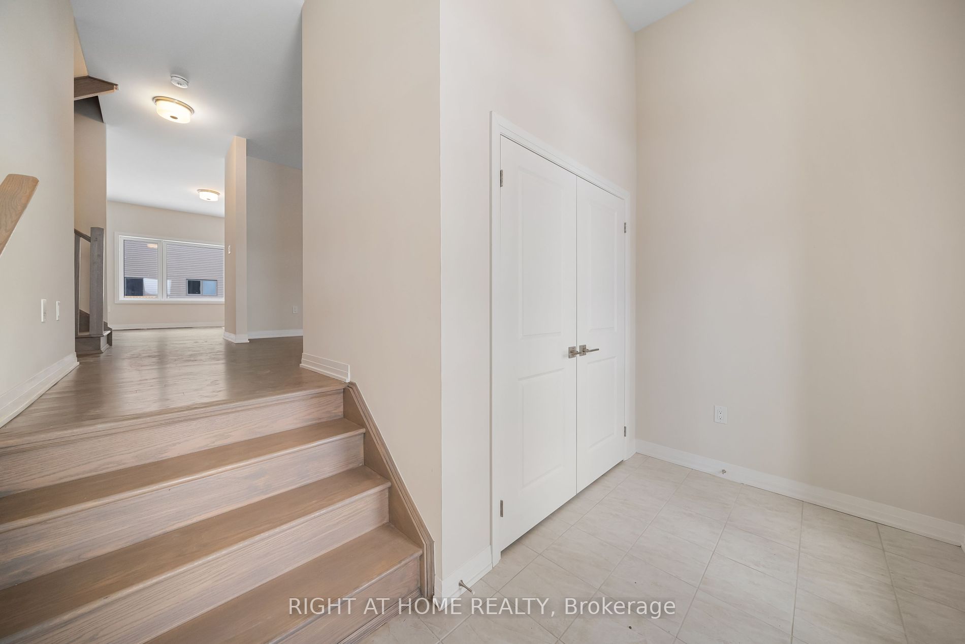 3748 Sunbank Cres S Property Photo 4
