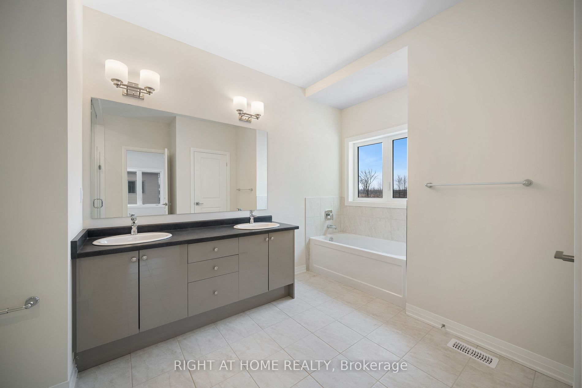 3748 Sunbank Cres S Property Photo 12