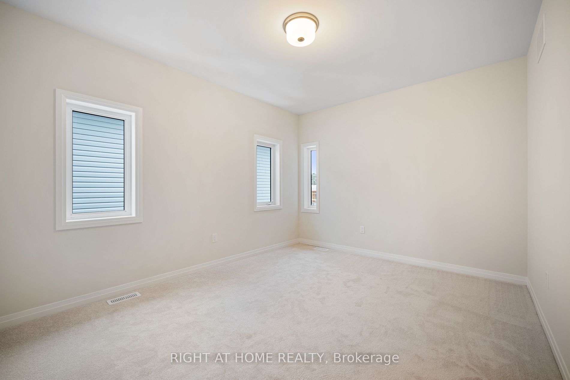 3748 Sunbank Cres S Property Photo 14
