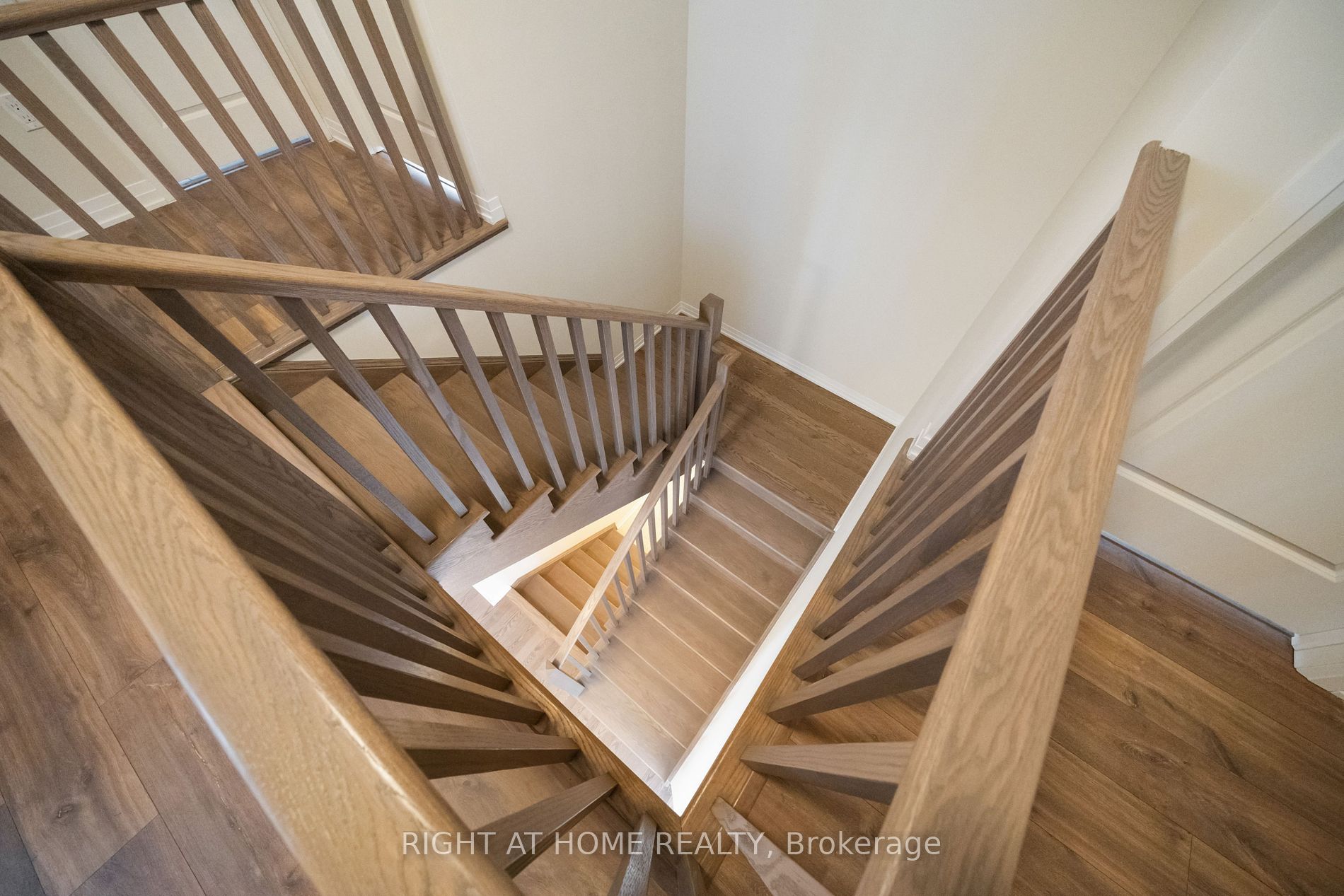 3748 Sunbank Cres S Property Photo 18