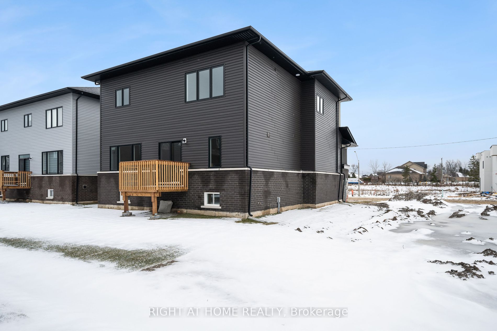3748 Sunbank Cres S Property Photo 23