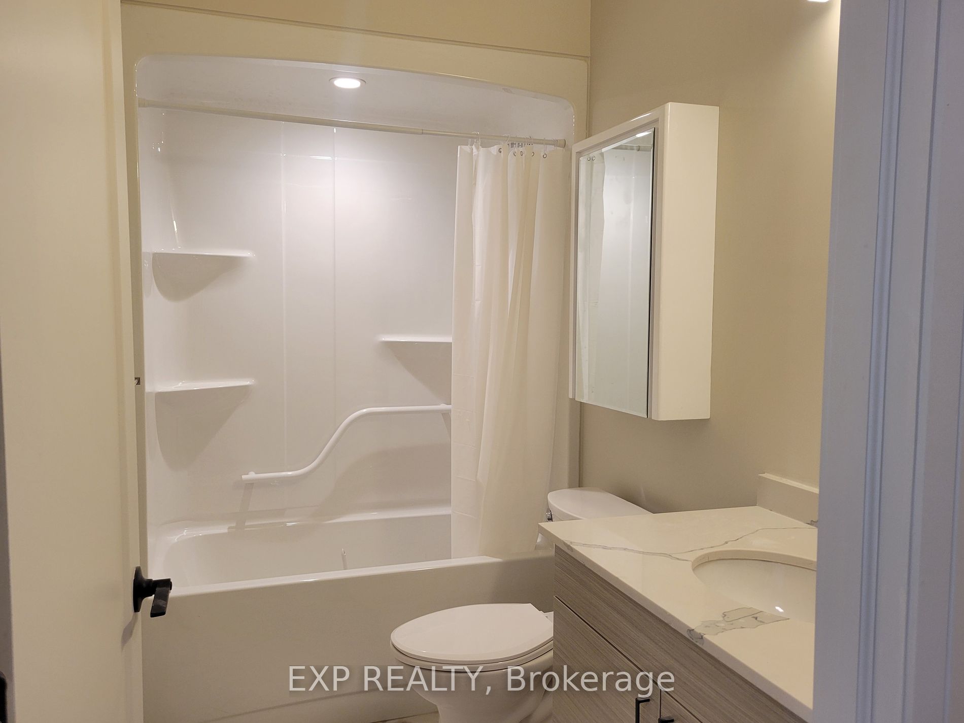 75 Barrie Rd Property Photo 15