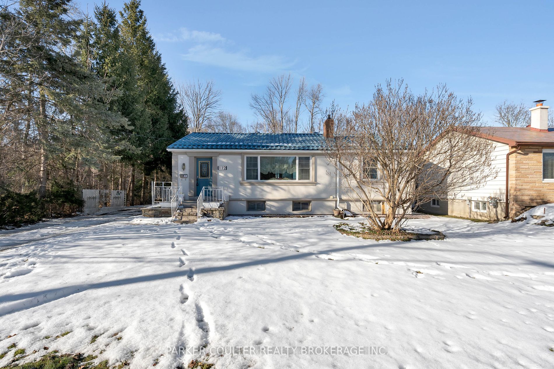 112 Wellington St W Property Photo