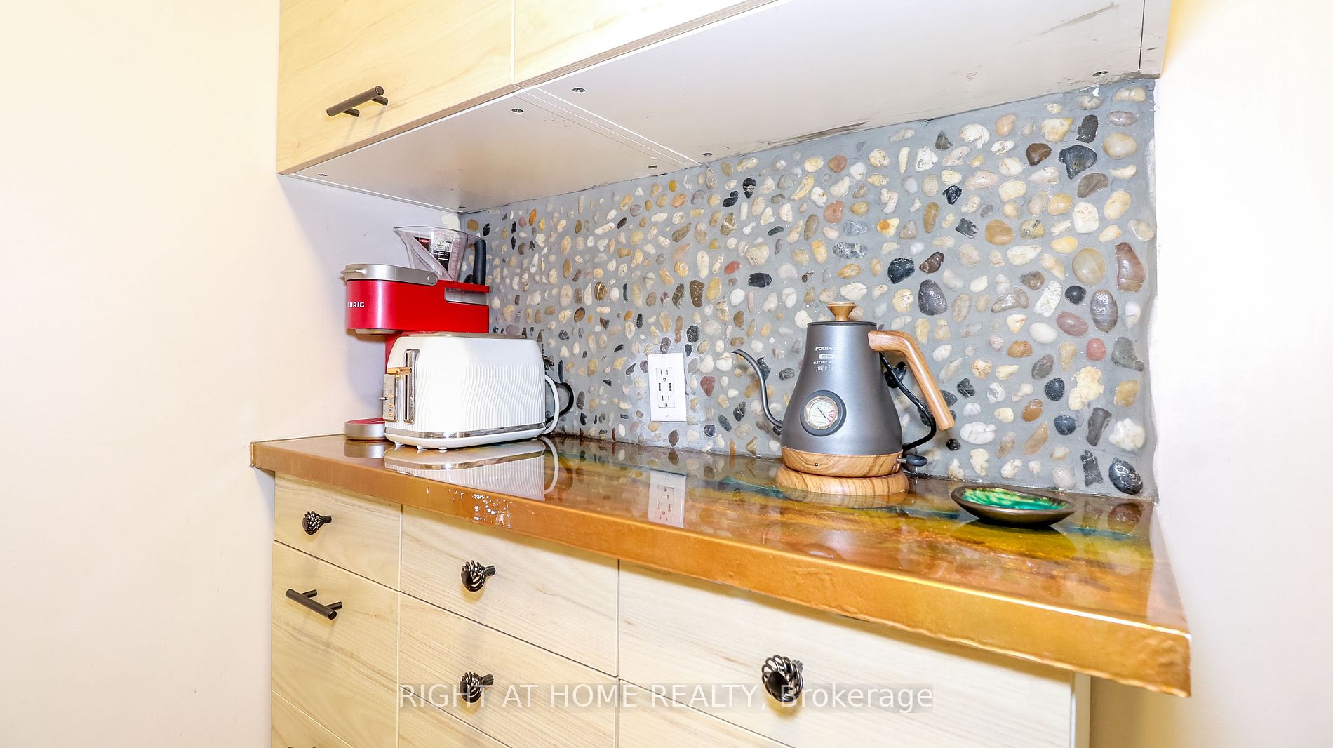 96 Chaucer Cres Property Photo 3