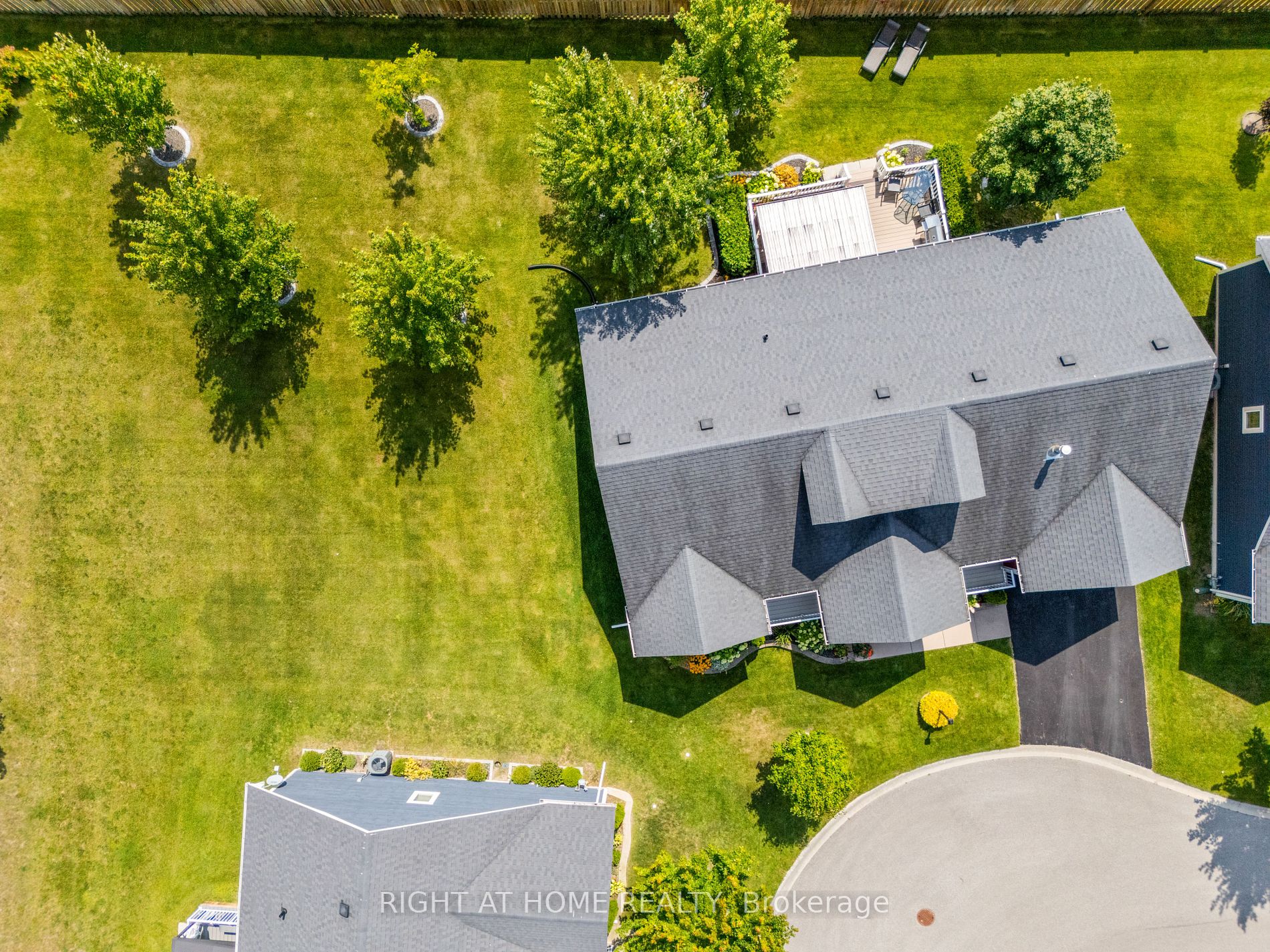 20 Grew Cres Property Photo 2