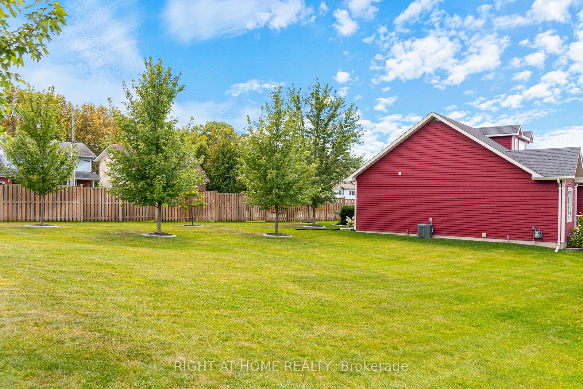 20 Grew Cres Property Photo 4