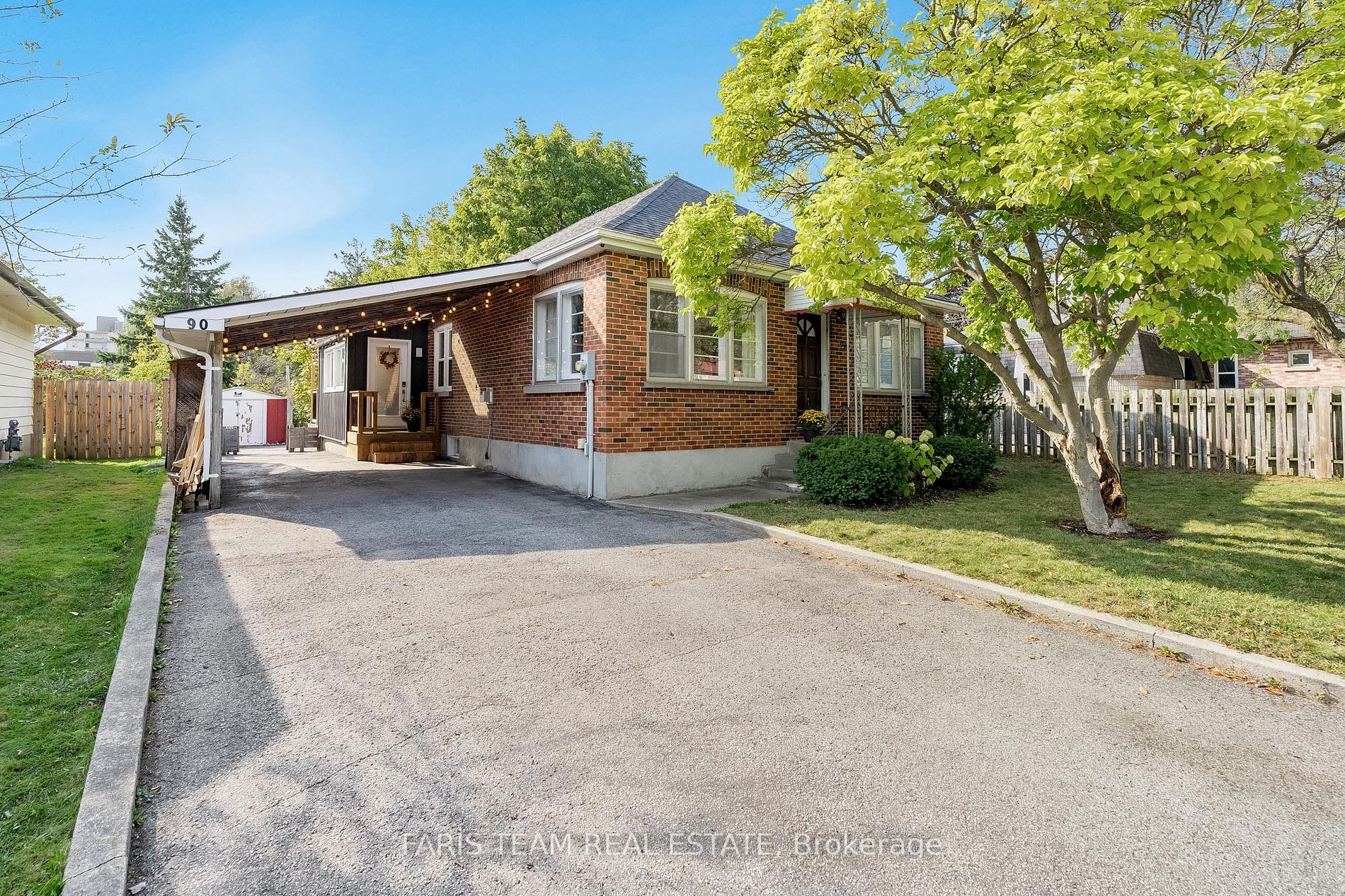 90 Eccles St N Property Photo