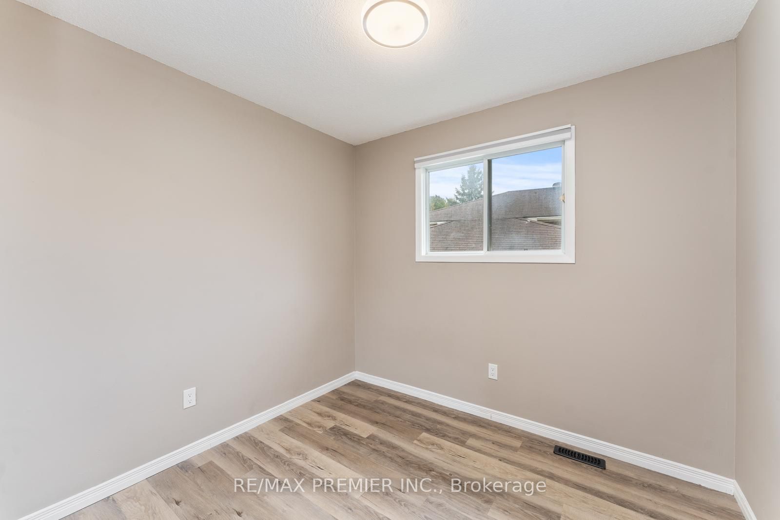 22 Bristow Crt Property Photo 2