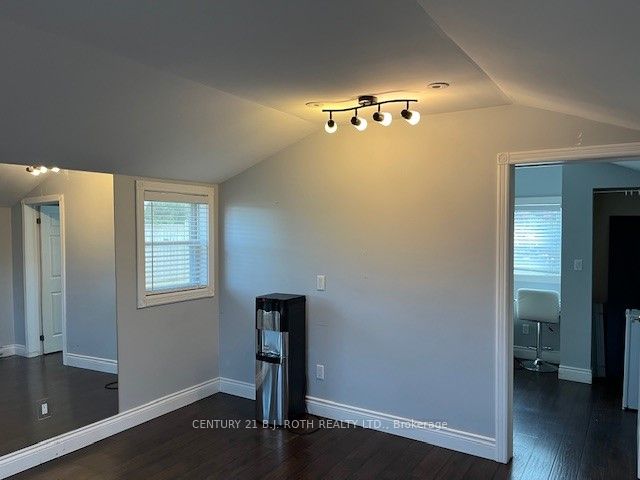 381 Mapleview Dr W Property Photo 3