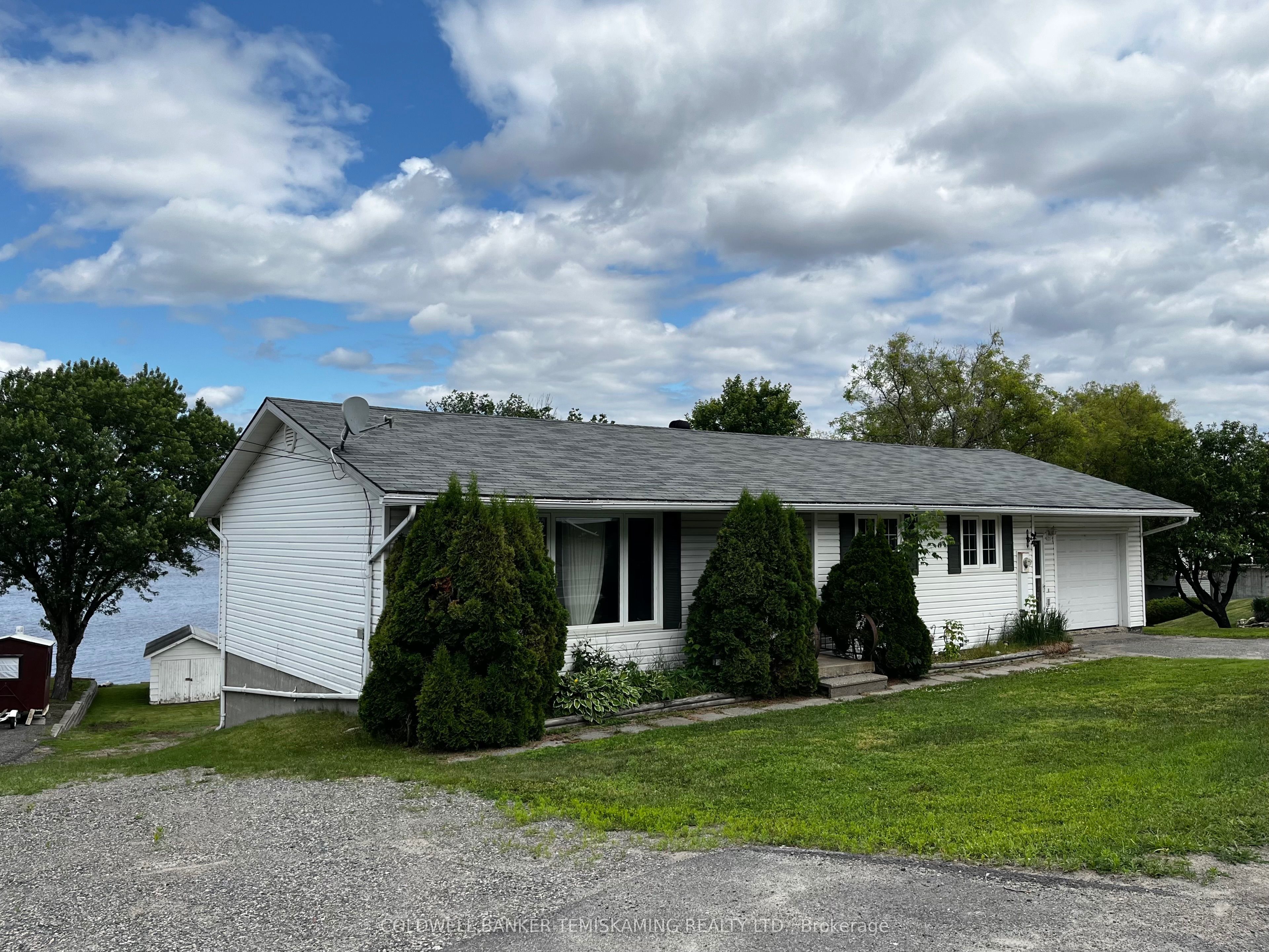 495 Lakeshore Road N Property Photo 1