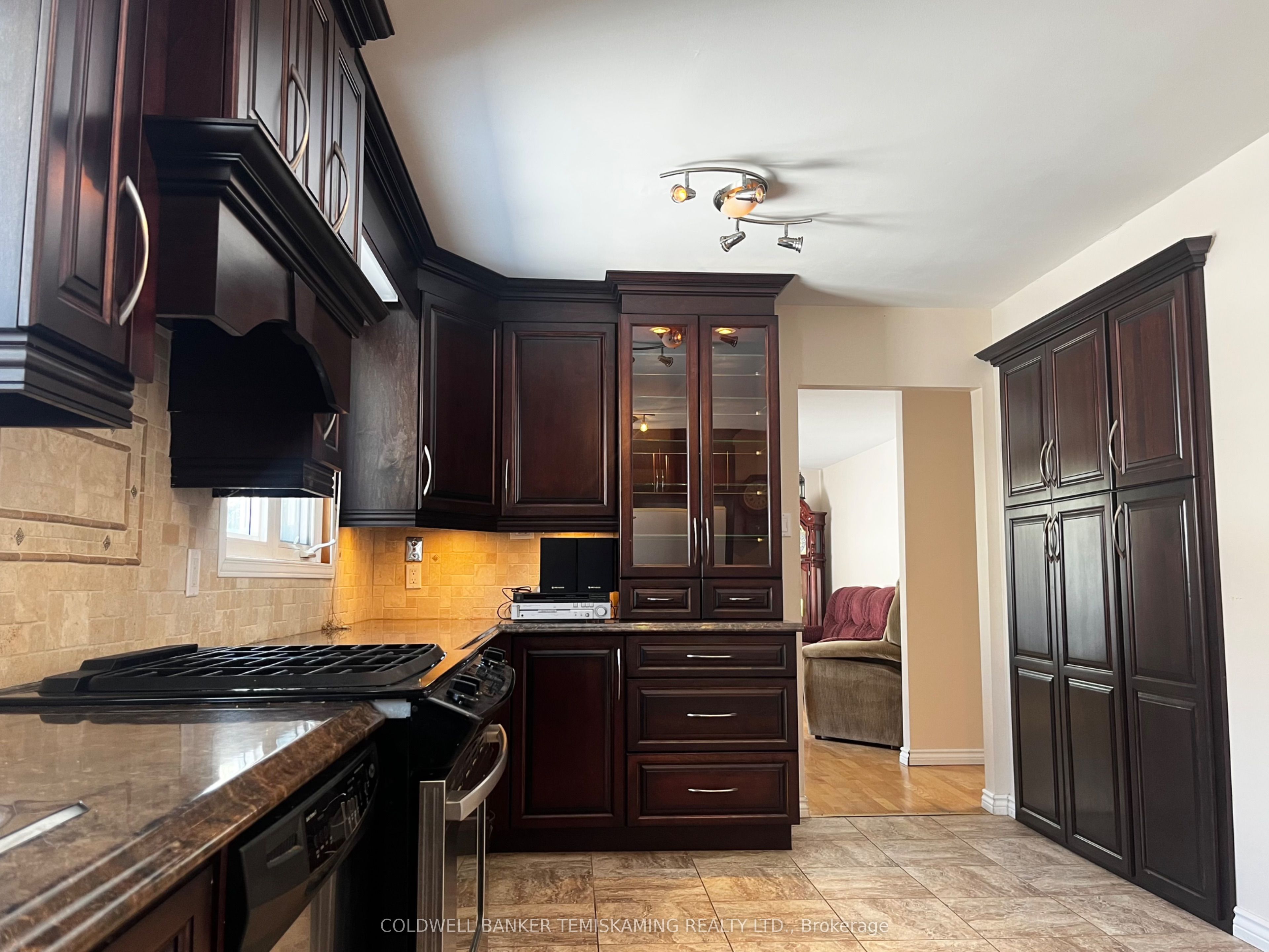 495 Lakeshore Road Property Photo 3