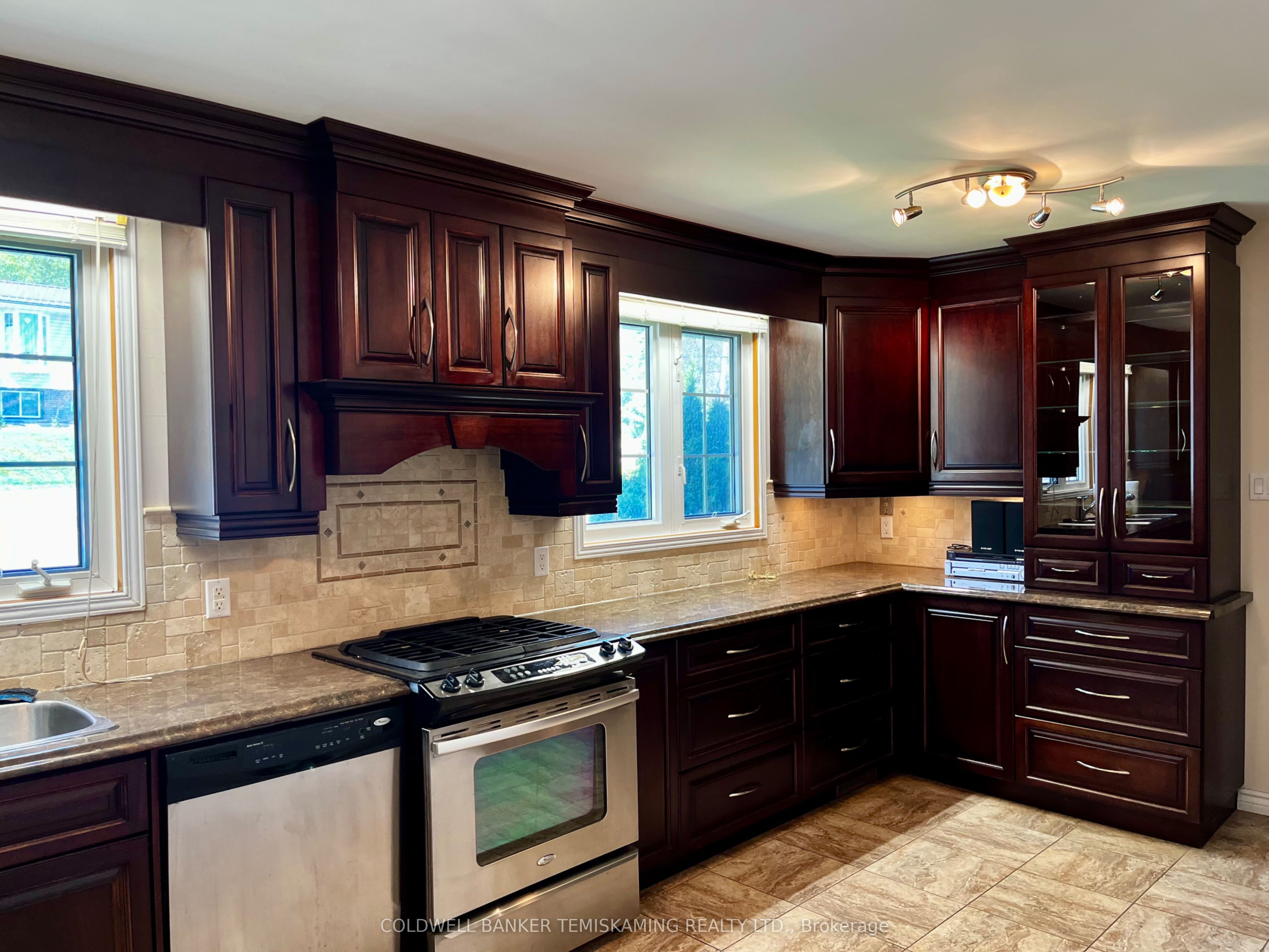 495 Lakeshore Road Property Photo 4
