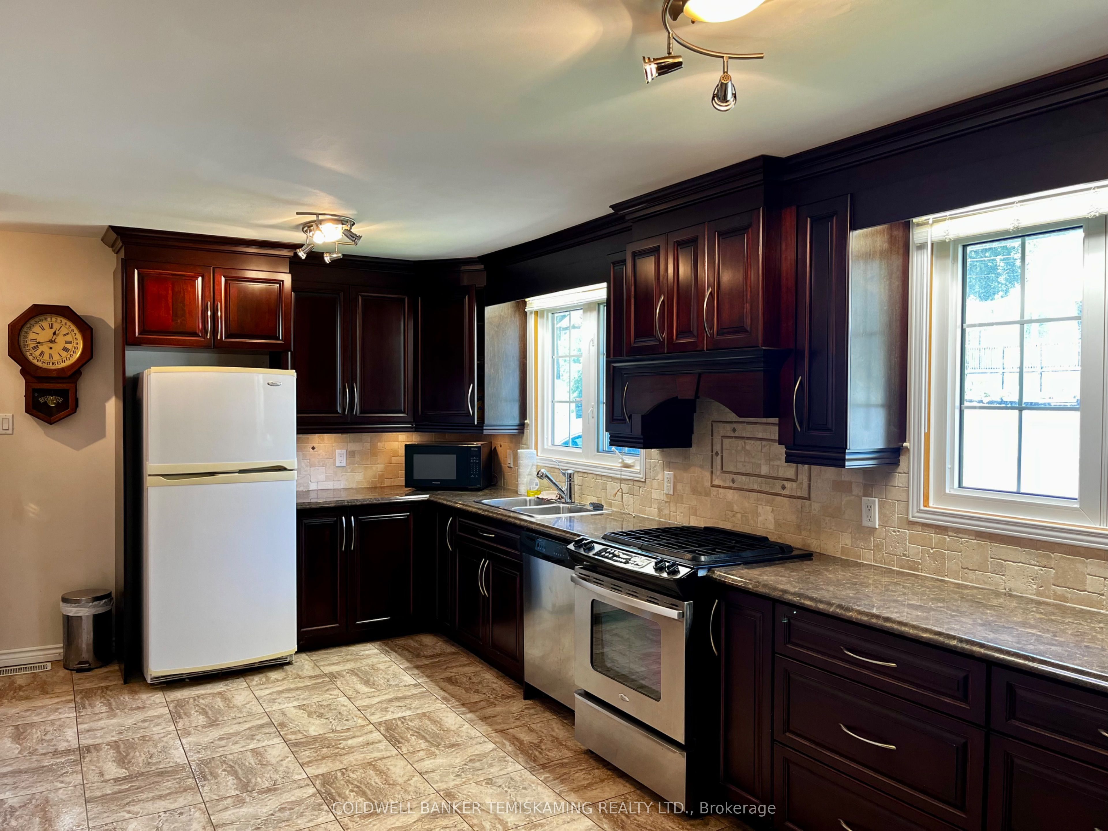 495 Lakeshore Road Property Photo 5
