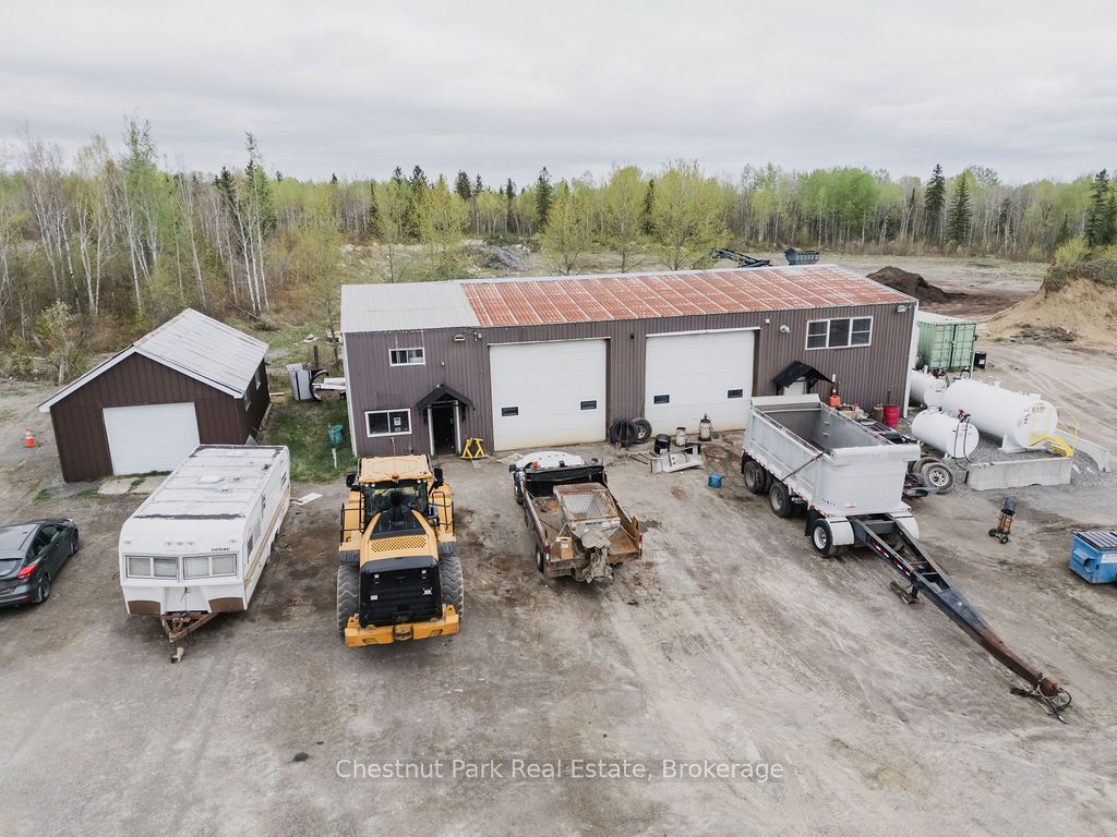 35 Niven Street S Property Photo 1