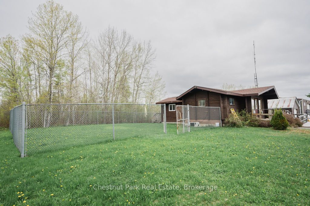 35 Niven Street S Property Photo 6