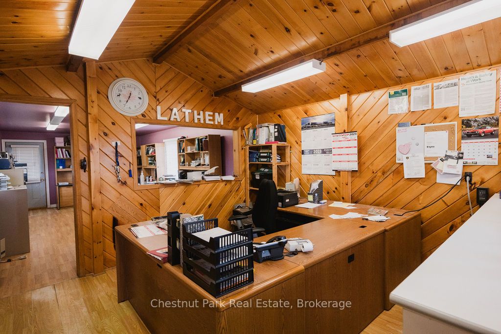 35 Niven Street S Property Photo 8