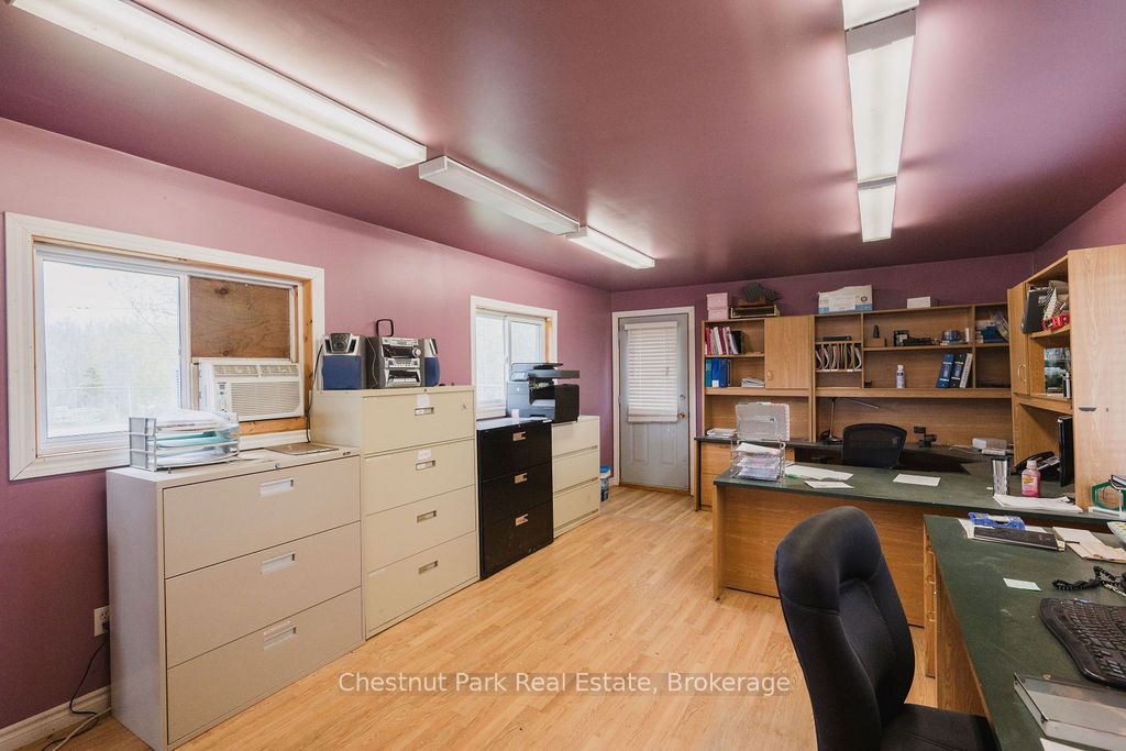 35 Niven Street S Property Photo 10