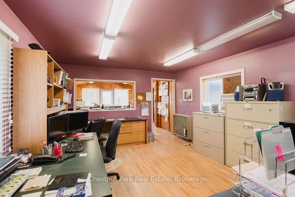 35 Niven Street S Property Photo 11