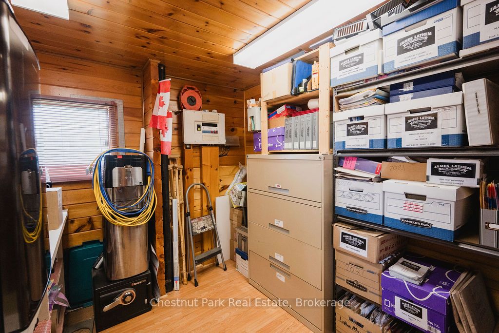 35 Niven Street S Property Photo 12