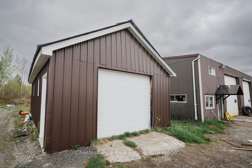 35 Niven Street S Property Photo 14