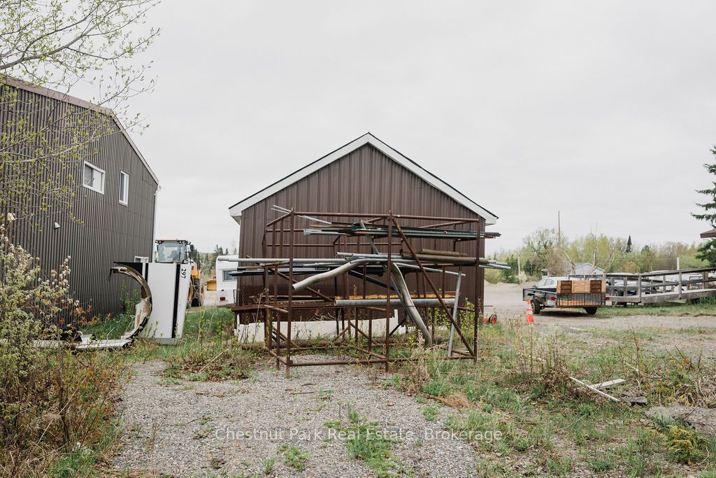 35 Niven Street S Property Photo 15