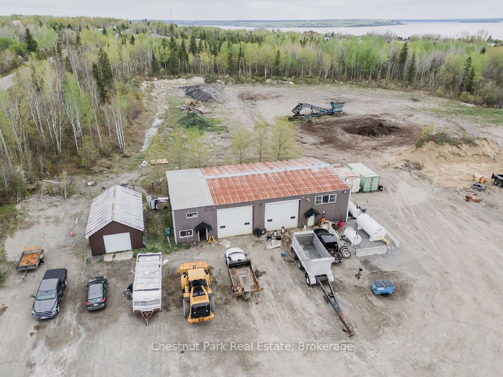 35 Niven Street S Property Photo 21