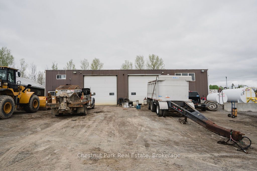 35 Niven Street S Property Photo 22