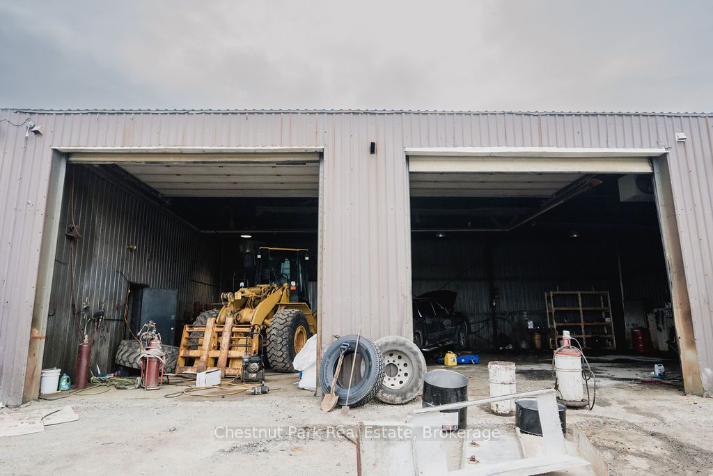 35 Niven Street S Property Photo 23