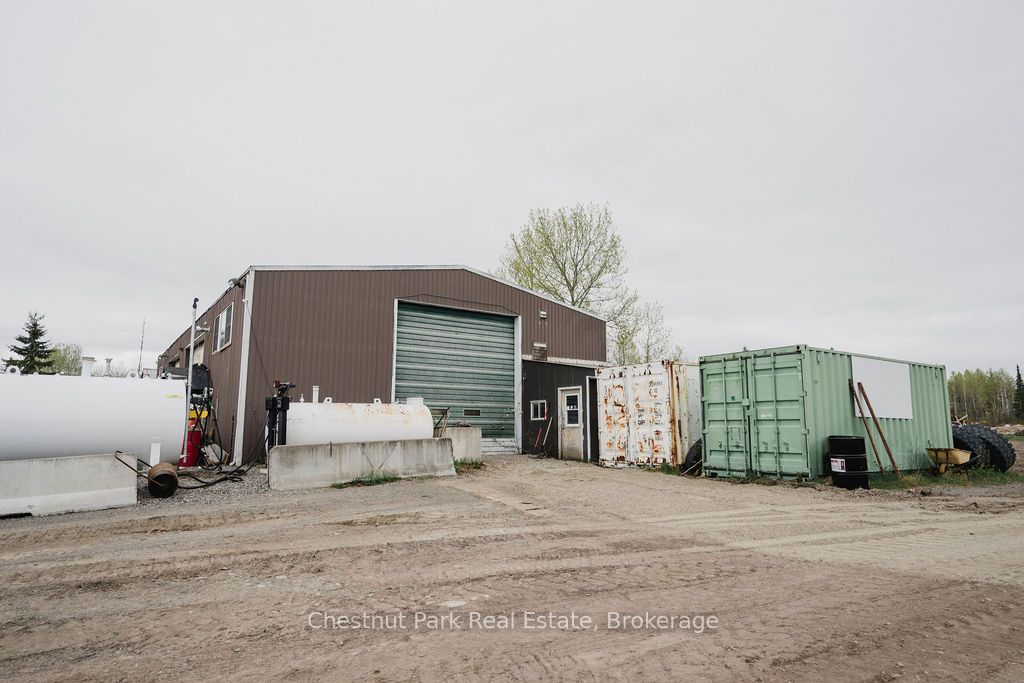 35 Niven Street S Property Photo 24