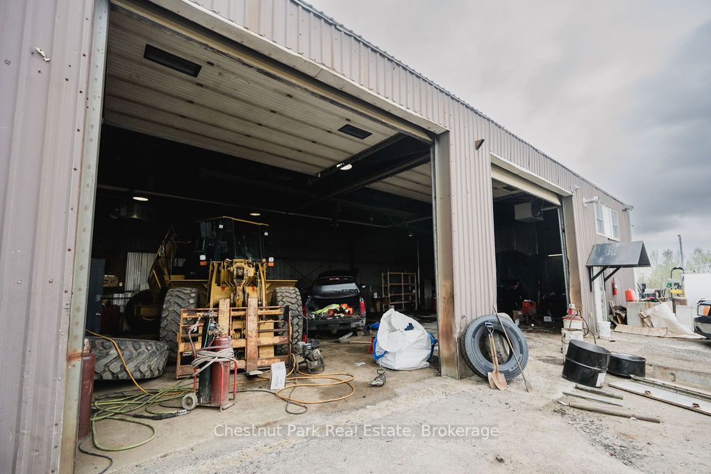 35 Niven Street S Property Photo 26